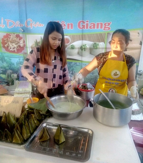 Hơn 500.000 người dự lễ hội Bánh dân gian Nam bộ, doanh thu 250 tỷ đồng ảnh 2 Hơn 500.000 người dự lễ hội Bánh dân gian Nam bộ, doanh thu 250 tỷ đồng ảnh 2