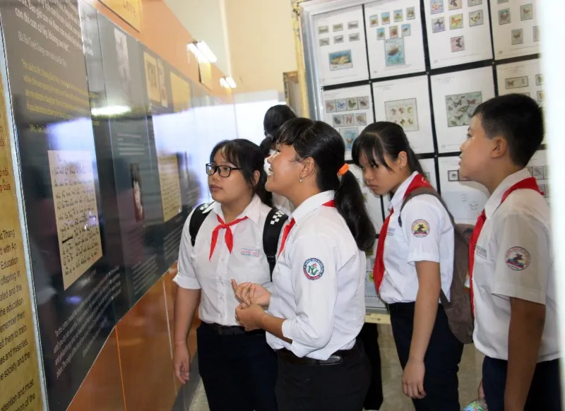 Nhiều học sinh đến với buổi triển lãm tem