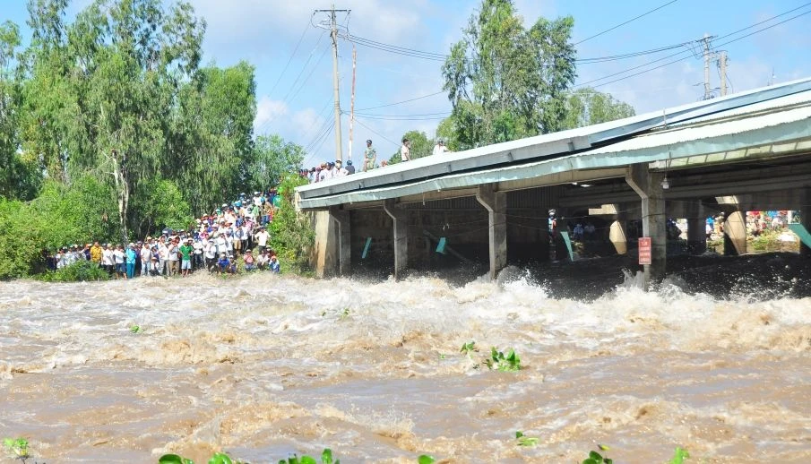 Xả lũ 2 đập Trà Sư và Tha La sáng 31-8