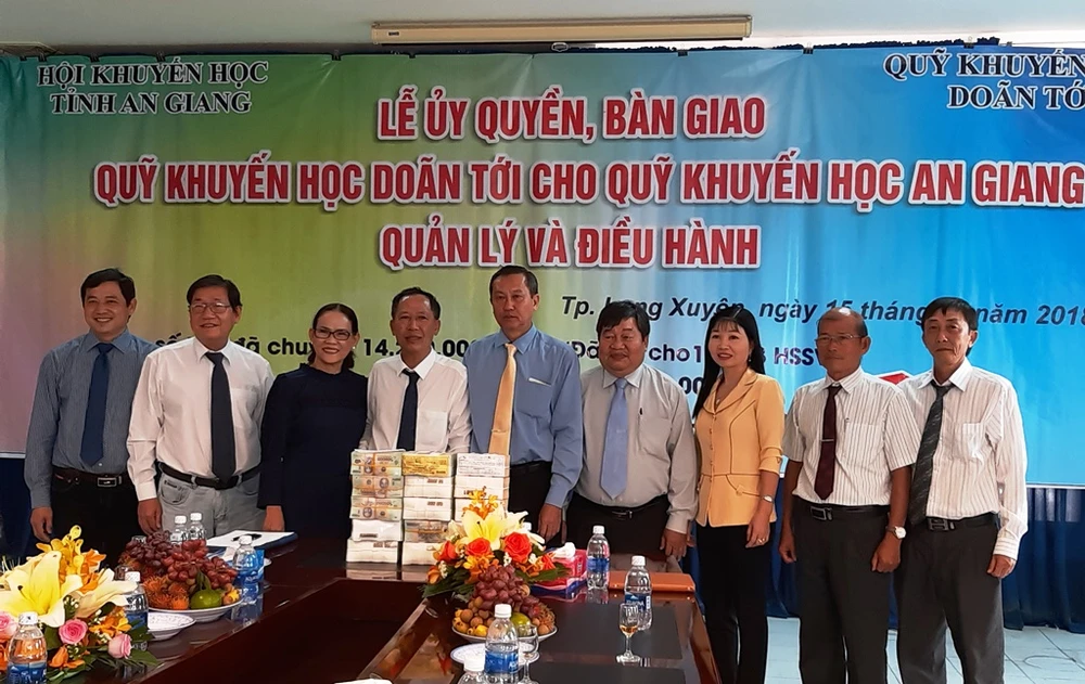 Lễ bàn giao số tiền mặt 10 tỷ đồng từ Quỹ khuyến học Doãn Tới cho tỉnh An Giang quản lý, điều hành