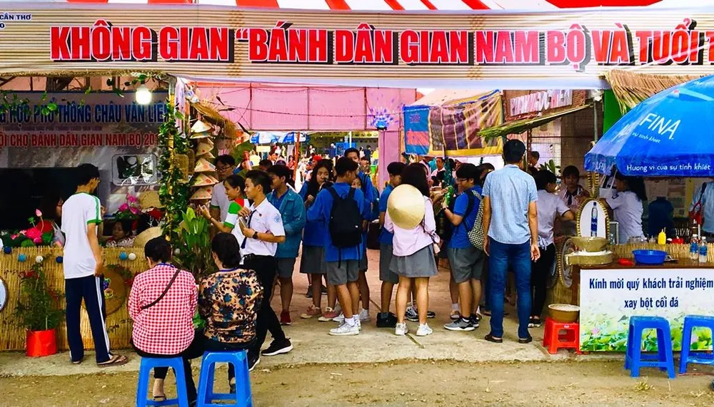 Hàng ngàn người đến thưởng thức Bánh dân gian Nam bộ ảnh 2