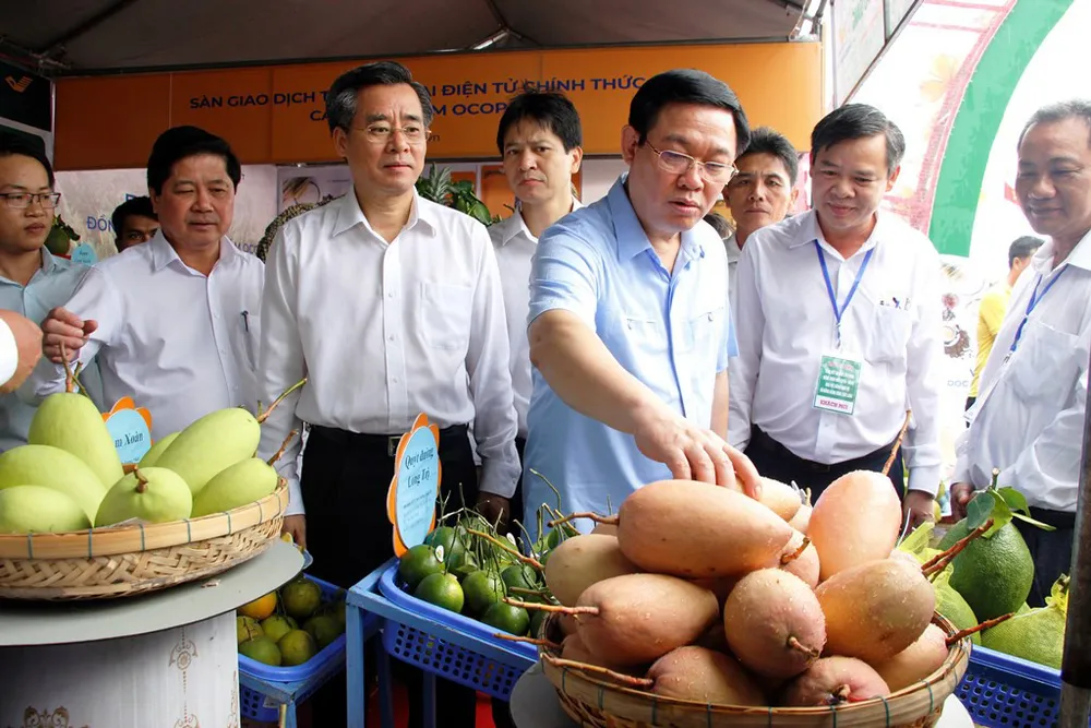 Phó Thủ tướng Vương Đình Huệ xem các sản phẩm nông nghiệp ở ĐBSCL