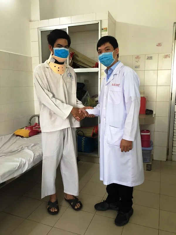 Phẫu thuật thay đĩa đệm nhân tạo cột sống cổ đầu tiên ở ĐBSCL ảnh 1 Phẫu thuật thay đĩa đệm nhân tạo cột sống cổ đầu tiên ở ĐBSCL ảnh 1