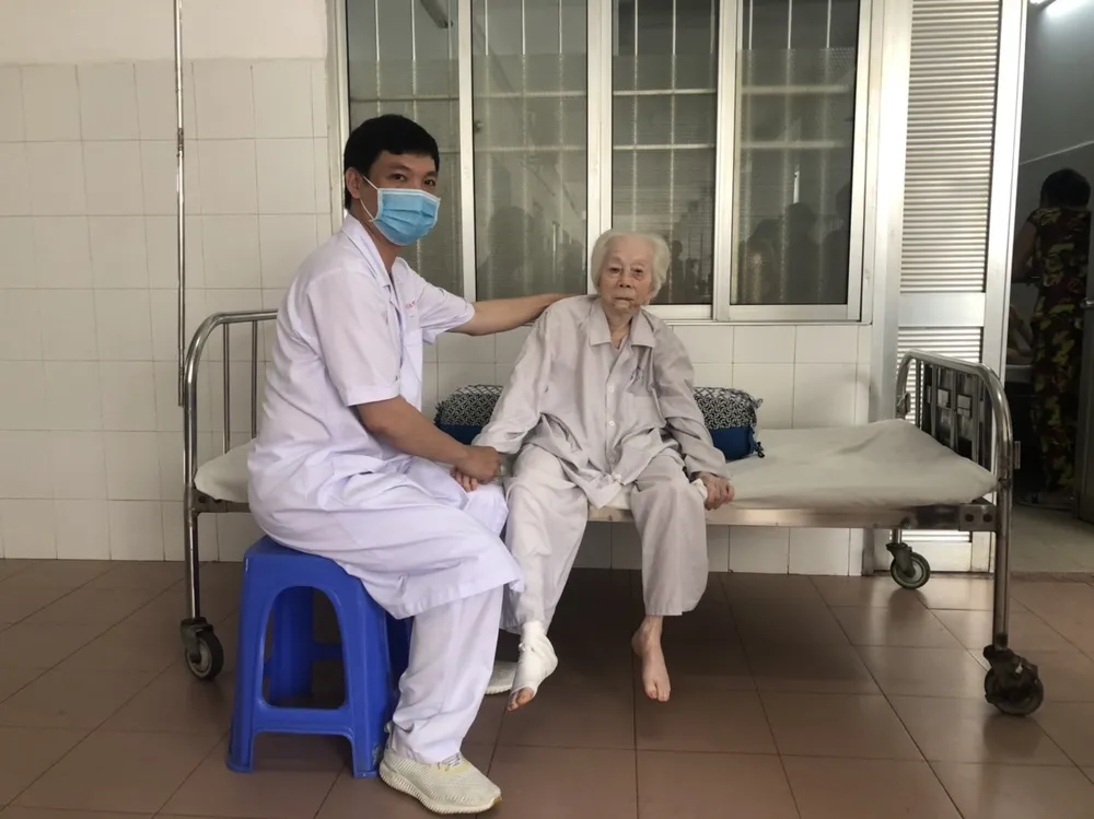 Phẫu thuật thay khớp háng thành công cho cụ bà 103 tuổi ảnh 1 Phẫu thuật thay khớp háng thành công cho cụ bà 103 tuổi ảnh 1