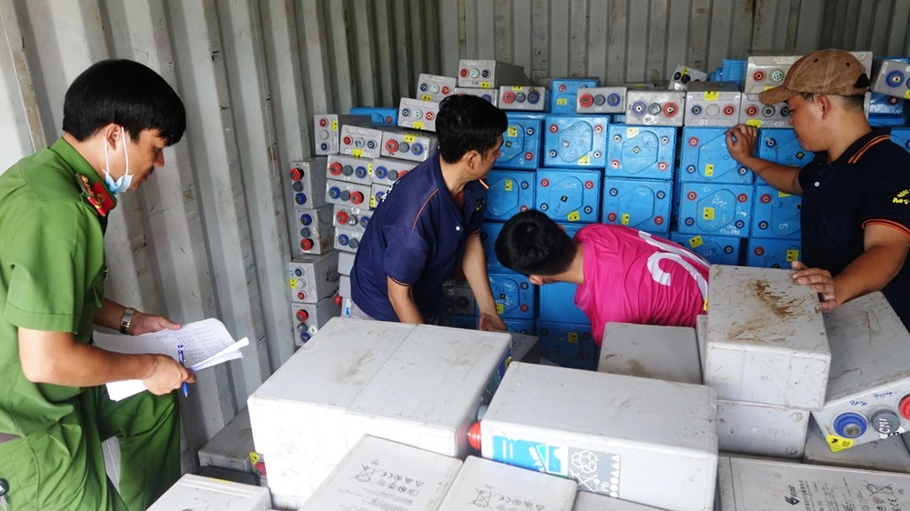 Bắt giữ vụ vận chuyển 28 tấn chất thải nguy hại ở An Giang ảnh 1 Bắt giữ vụ vận chuyển 28 tấn chất thải nguy hại ở An Giang ảnh 1