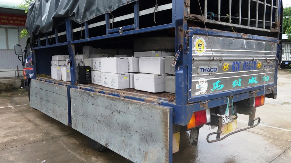 Bắt giữ vụ vận chuyển 28 tấn chất thải nguy hại ở An Giang ảnh 2 Bắt giữ vụ vận chuyển 28 tấn chất thải nguy hại ở An Giang ảnh 2