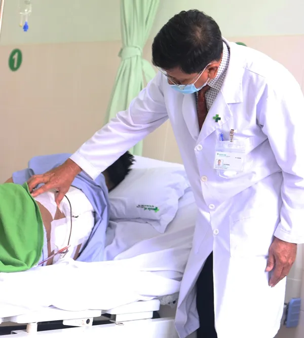 Phẫu thuật thành công khối u "khủng" 4,2 kg ảnh 1