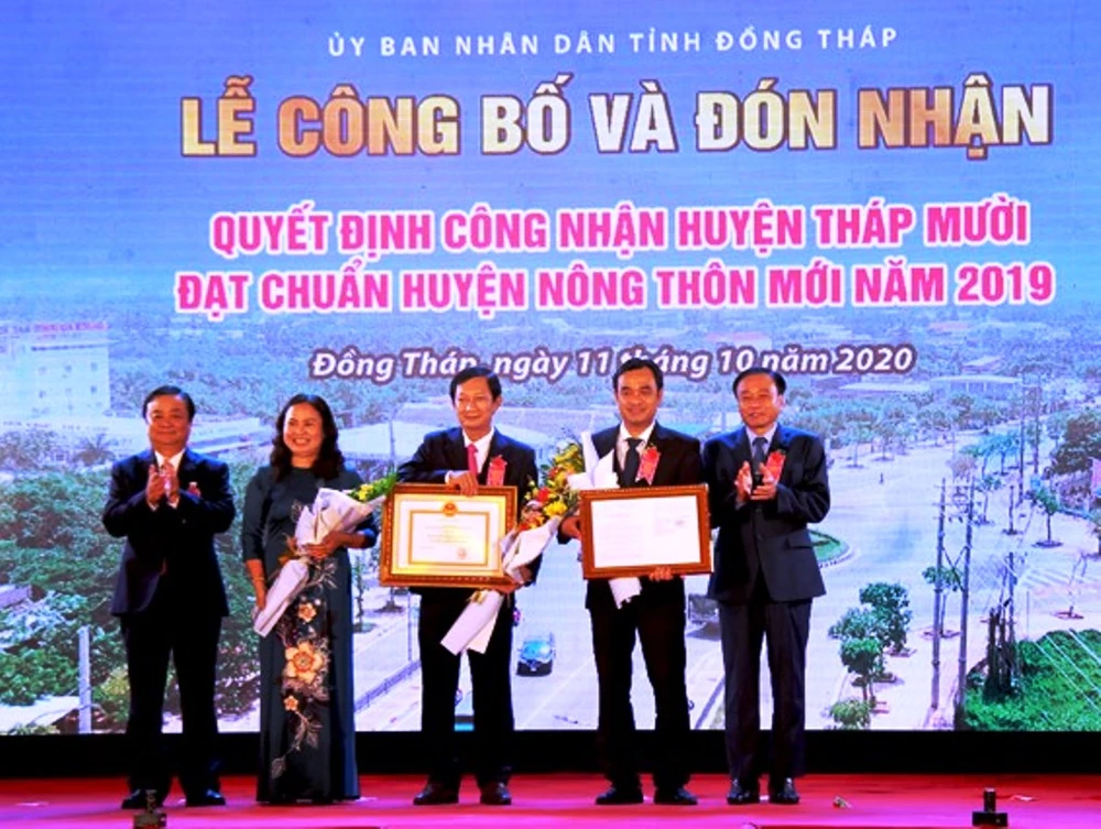 Quang cảnh ​lễ công bố huyện Tháp Mười đạt chuẩn nông thôn mới năm 2019