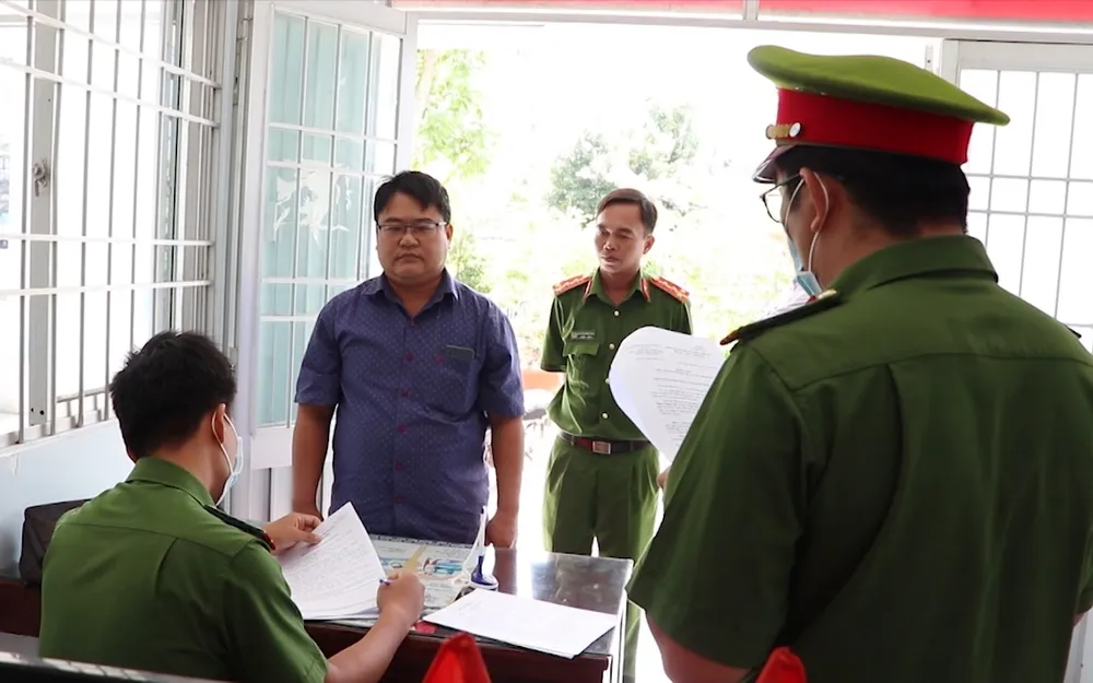 Bắt 3 người nguyên là cán bộ ở Ngân hàng TMCP Bưu điện Liên Việt chi nhánh Vĩnh Long ảnh 1 Bắt 3 người nguyên là cán bộ ở Ngân hàng TMCP Bưu điện Liên Việt chi nhánh Vĩnh Long ảnh 1