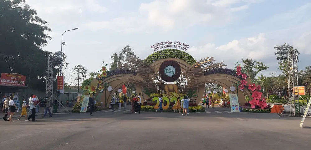 Đường hoa Xuân Cần Thơ 2021 đóng cửa tối 30 Tết, sớm hơn kế hoạch 5 ngày ảnh 1