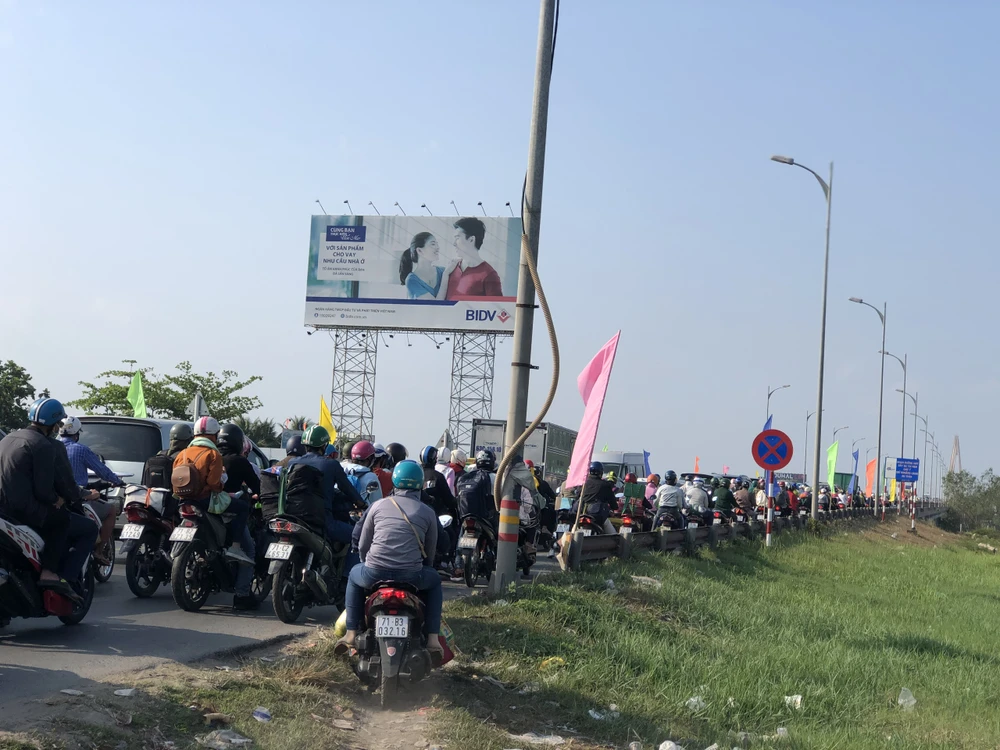 ĐBSCL: Ùn ứ giao thông ở một số nơi trong ngày mùng 5 Tết ảnh 1 ĐBSCL: Ùn ứ giao thông ở một số nơi trong ngày mùng 5 Tết ảnh 1