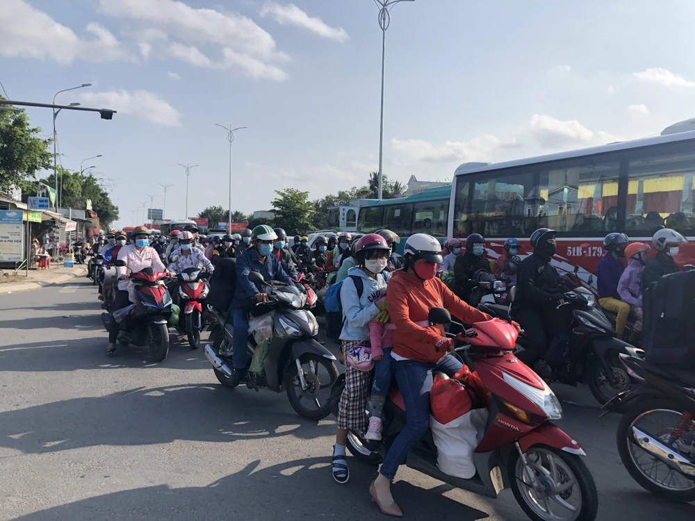 ĐBSCL: Ùn ứ giao thông ở một số nơi trong ngày mùng 5 Tết ảnh 3 ĐBSCL: Ùn ứ giao thông ở một số nơi trong ngày mùng 5 Tết ảnh 3
