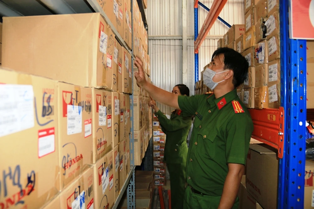Bắt giám đốc công ty sản xuất hàng giả số lượng lớn ở An Giang ảnh 2 Bắt giám đốc công ty sản xuất hàng giả số lượng lớn ở An Giang ảnh 2