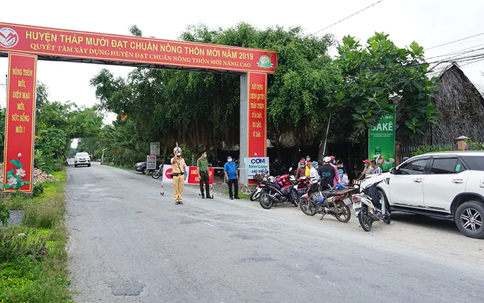 Tỉnh Đồng Tháp lập nhiều chốt kiểm soát người qua lại nhằm tăng cường phòng chống dịch Covid-19. Ảnh: HOÀNG KHA Tỉnh Đồng Tháp lập nhiều chốt kiểm soát người qua lại nhằm tăng cường phòng chống dịch Covid-19. Ảnh: HOÀNG KHA