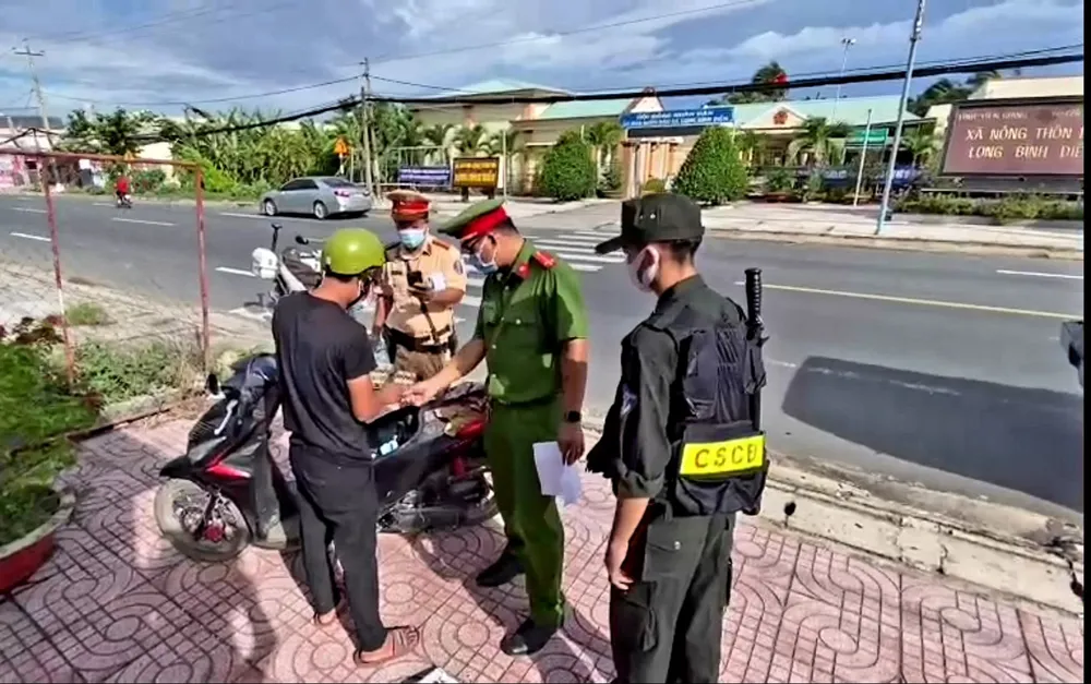 ĐBSCL: Xử phạt hàng ngàn trường hợp ra đường không thật sự cần thiết ảnh 1 ĐBSCL: Xử phạt hàng ngàn trường hợp ra đường không thật sự cần thiết ảnh 1