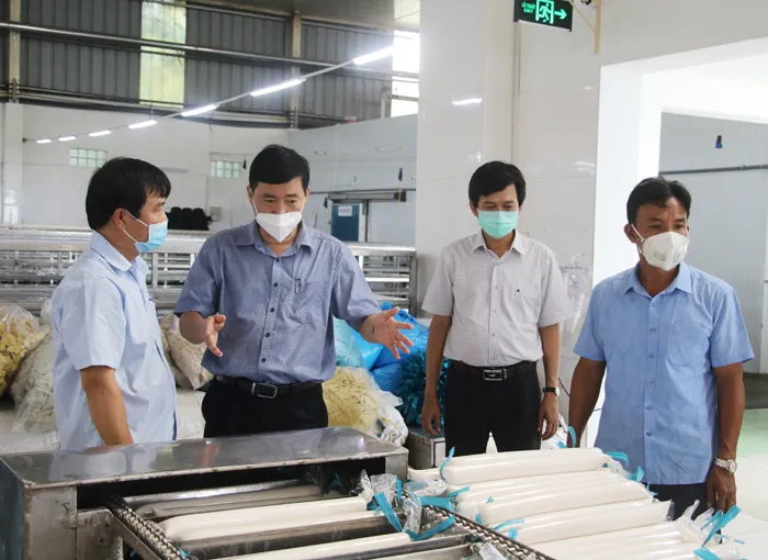 Nhiều địa phương kéo dài thời gian giãn cách xã hội ảnh 1