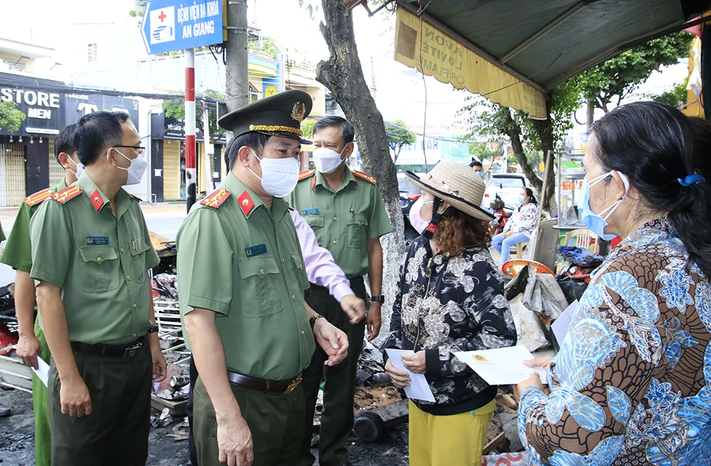 Hỗ trợ 53 triệu đồng cho các hộ dân bị cháy nhà ở An Giang ảnh 2 Hỗ trợ 53 triệu đồng cho các hộ dân bị cháy nhà ở An Giang ảnh 2