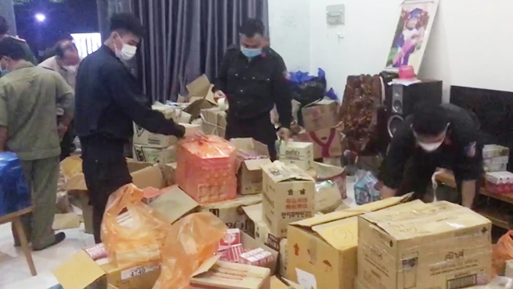 Phát hiện căn nhà chứa gần 10.000 sản phẩm nhập lậu ở An Giang ảnh 1 Phát hiện căn nhà chứa gần 10.000 sản phẩm nhập lậu ở An Giang ảnh 1