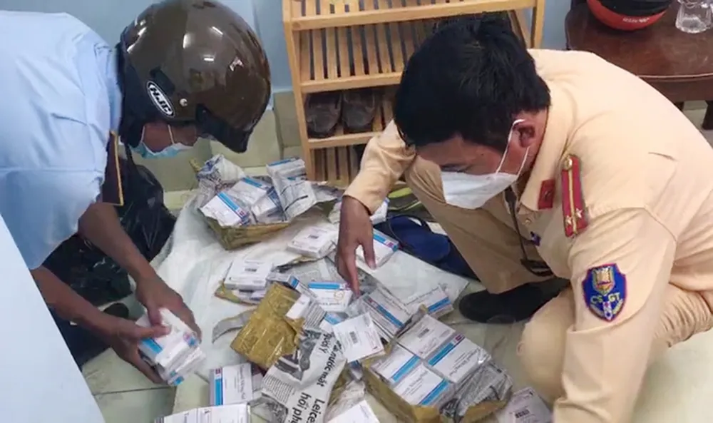 Bắt xe tải chở số lượng lớn phụ tùng máy và hóa chất không rõ nguồn gốc ảnh 2 Bắt xe tải chở số lượng lớn phụ tùng máy và hóa chất không rõ nguồn gốc ảnh 2