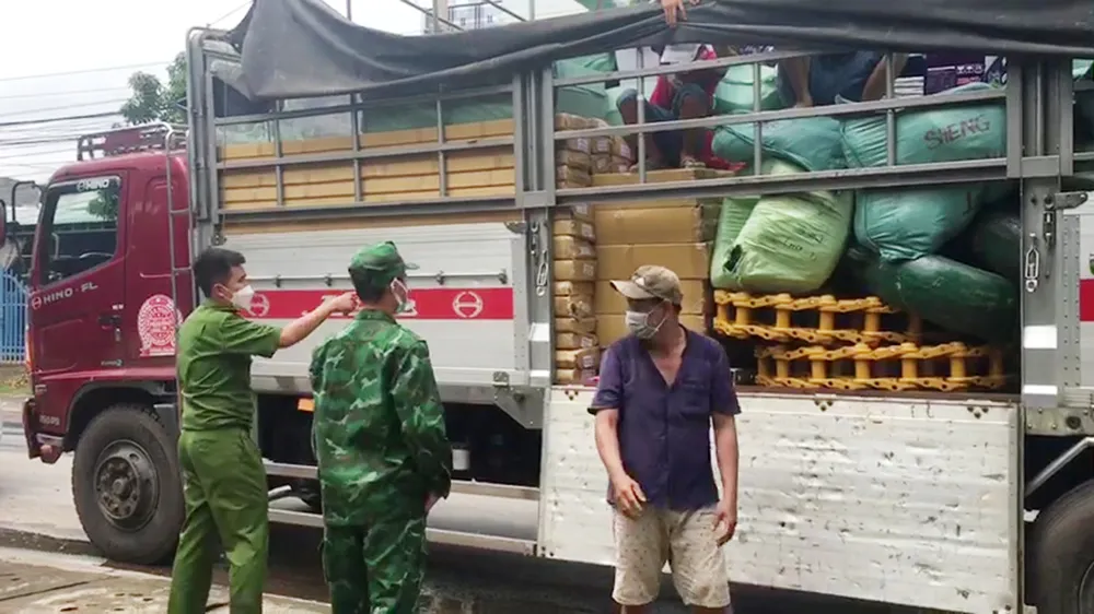 Bắt xe tải chở số lượng lớn phụ tùng máy và hóa chất không rõ nguồn gốc ảnh 1 Bắt xe tải chở số lượng lớn phụ tùng máy và hóa chất không rõ nguồn gốc ảnh 1