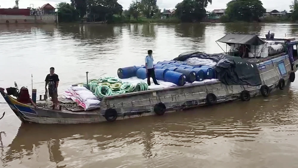 Tạm giữ phương tiện vận chuyển số lượng lớn hàng hóa có xuất xứ nước ngoài, không rõ nguồn gốc