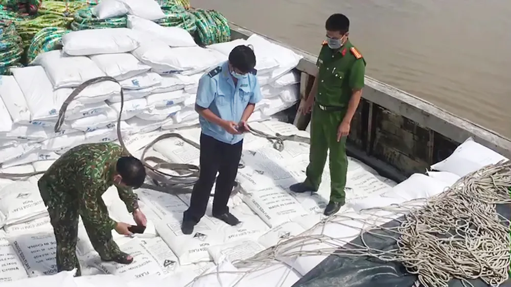 Phát hiện ghe vận chuyển số lượng lớn hóa chất và bột đá nghi vấn nhập lậu ở biên giới An Giang  ảnh 1