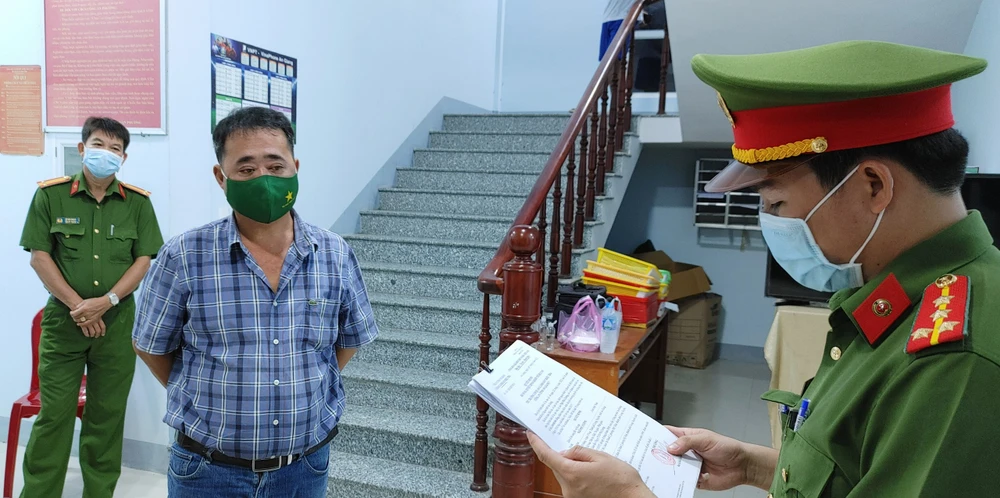 Cơ quan công an đọc lệnh bắt Ngô Phú Cường