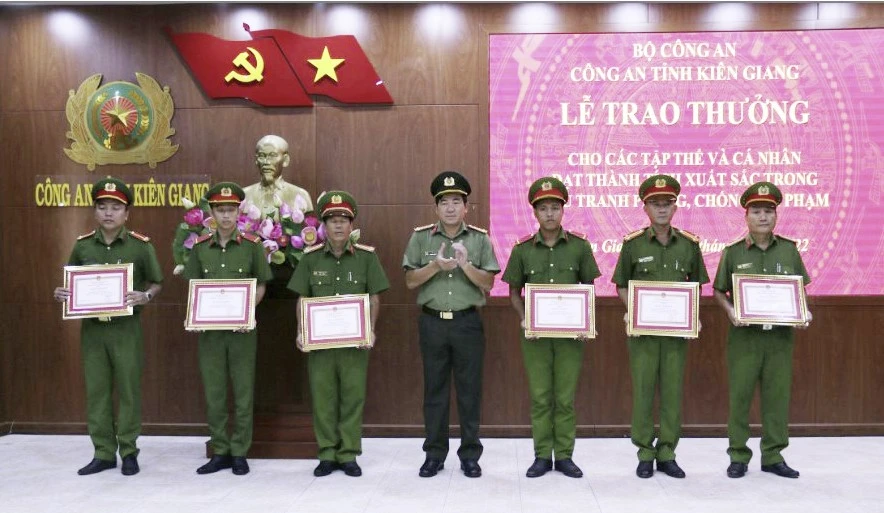 Lãnh đạo Công an tỉnh Kiên Giang trao bằng khen cho các tập thể và cá nhân 