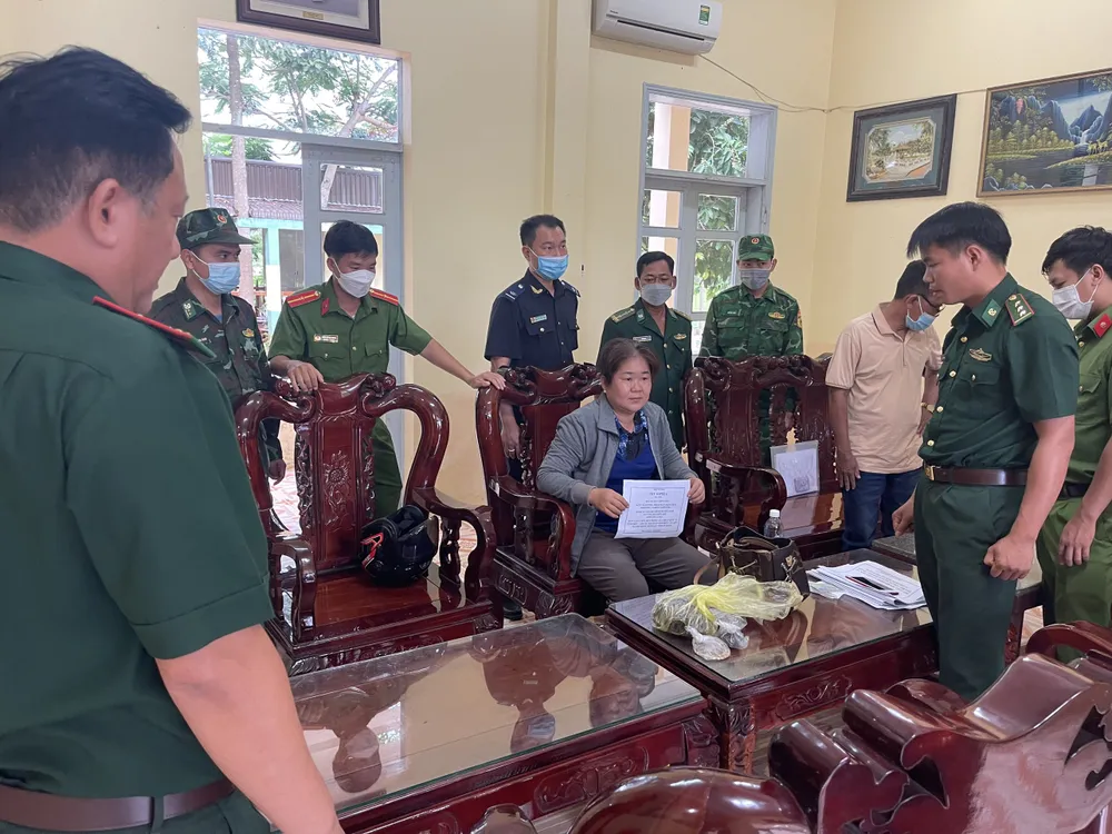 Một phụ nữ vận chuyển trái phép hơn 1,1kg vàng từ Campuchia sang Việt Nam  ảnh 1