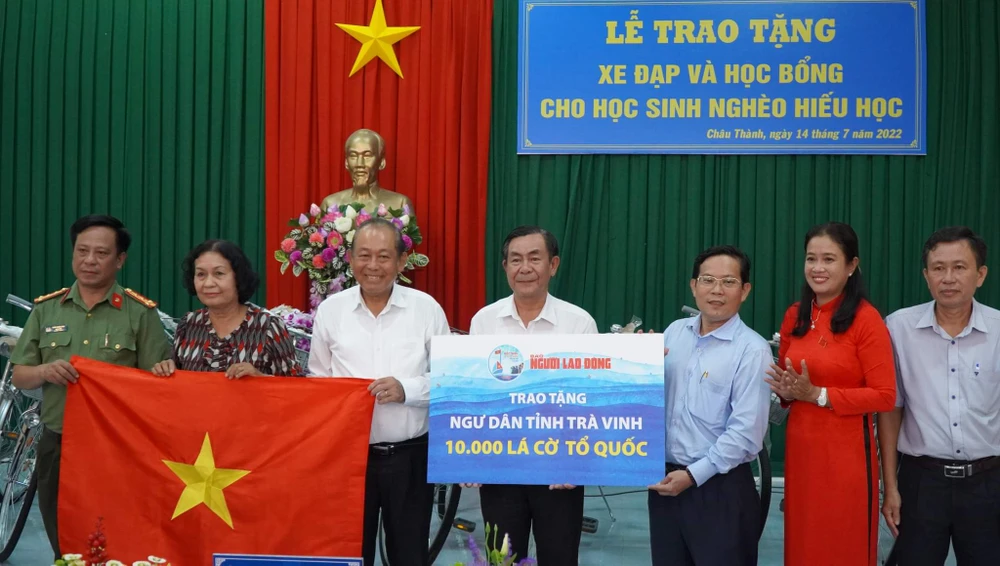 Trao học bổng và cờ Tổ quốc ở Trà Vinh và Sóc Trăng ảnh 2 Trao học bổng và cờ Tổ quốc ở Trà Vinh và Sóc Trăng ảnh 2