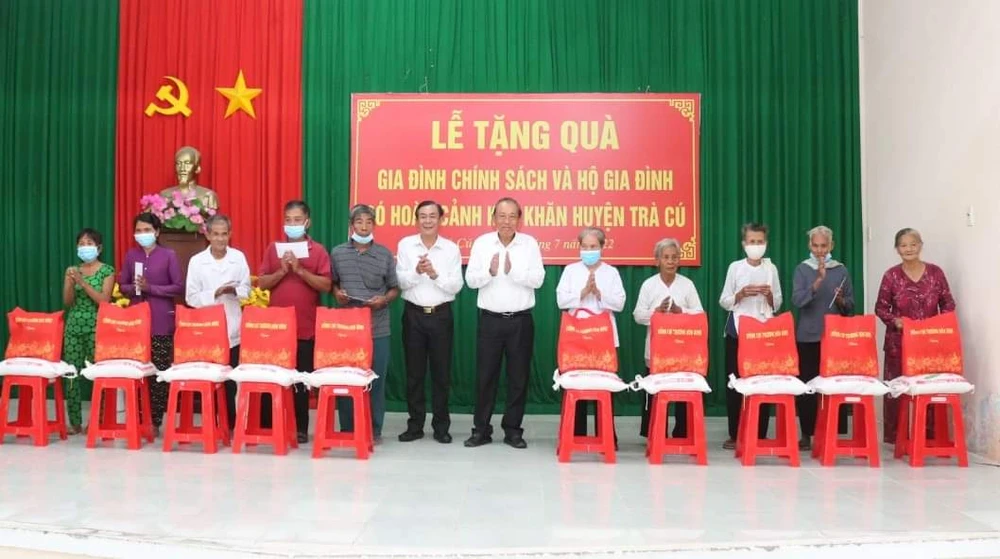Trao học bổng và cờ Tổ quốc ở Trà Vinh và Sóc Trăng ảnh 1 Trao học bổng và cờ Tổ quốc ở Trà Vinh và Sóc Trăng ảnh 1