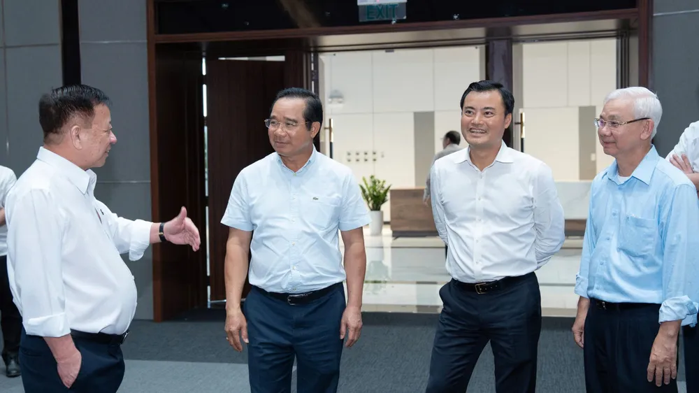 Lãnh đạo UBND TPHCM trao đổi với lãnh đạo Tập đoàn Becamex bên lề buổi làm việc H1 ĐƯỜNG SẮT.jpg