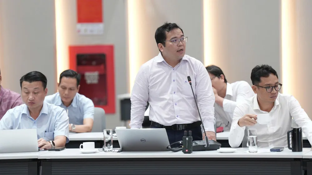 Đại diện Tập đoàn Becamex đã báo cáo dự án đường sắt nhanh kết nối trung tâm TPHCM đến Cái Mép - Bàu Bàng - Cần Thơ H4 ĐƯỜNG SẮT BÁO CÁO.jpg
