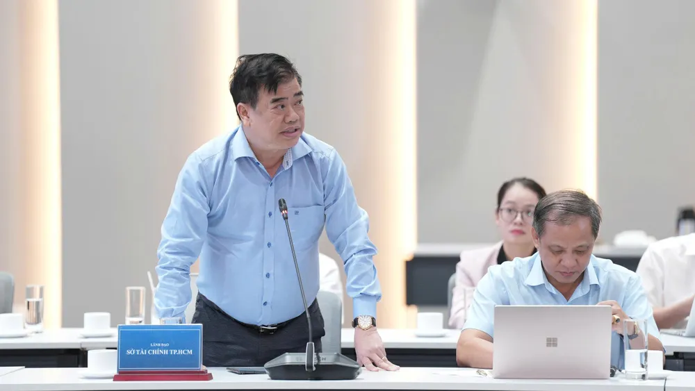 Đại diện lãnh đạo các sở, ban, ngành phát biểu tại buổi làm việc H7 ĐƯỜNG SẮT.jpg