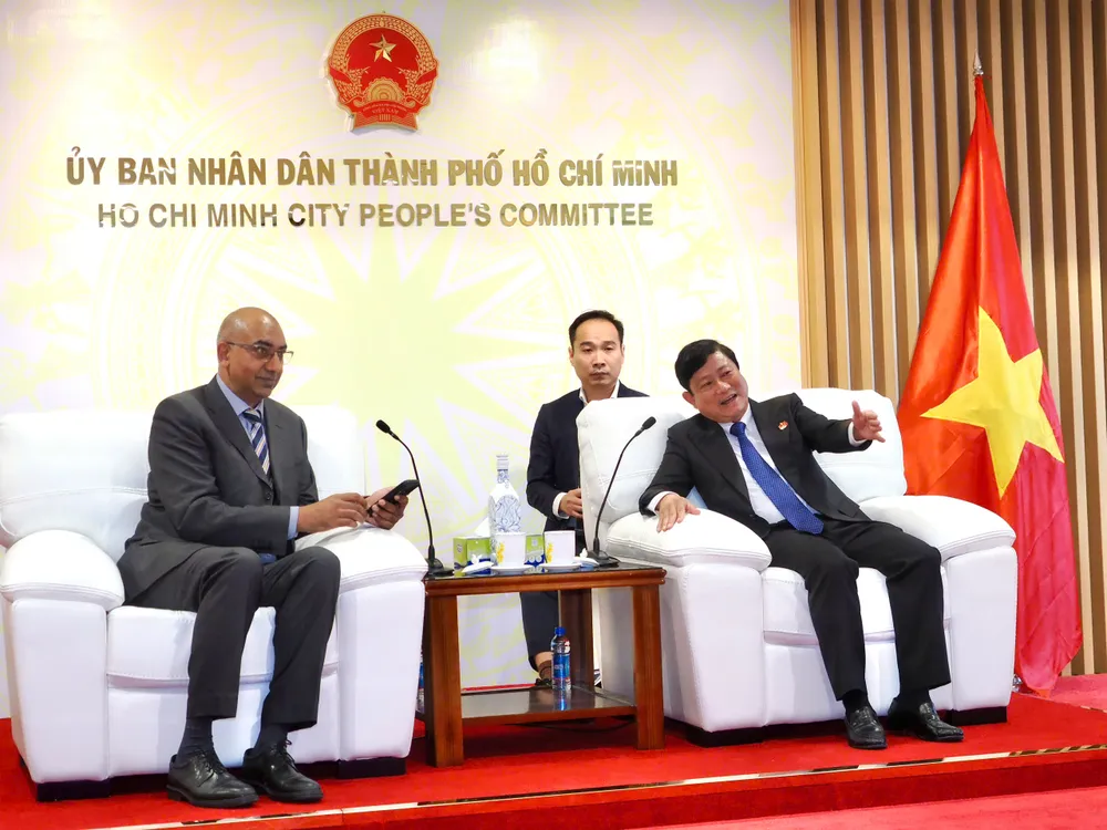 Đồng chí Võ Văn Minh tiếp đoàn doanh nghiệp công nghệ cao Singapore. Hình: Hoàng Hùng VSIP 6 CHỦ TỊCH HĐND THÔNG TIN.jpg