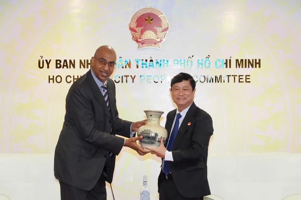 Đồng chí Võ Văn Minh tặng quà lưu niệm đến Đoàn doanh nghiệp công nghệ cao Singapore VSIP H11.jpg