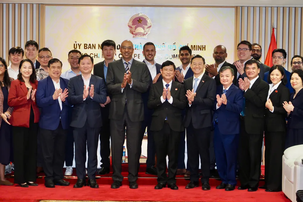 Lãnh đạo HĐND TPHCM chụp hình kỷ niệm đến Đoàn doanh nghiệp công nghệ cao Singapore. Ảnh: HOÀNG HÙNG VSIP H12.jpg