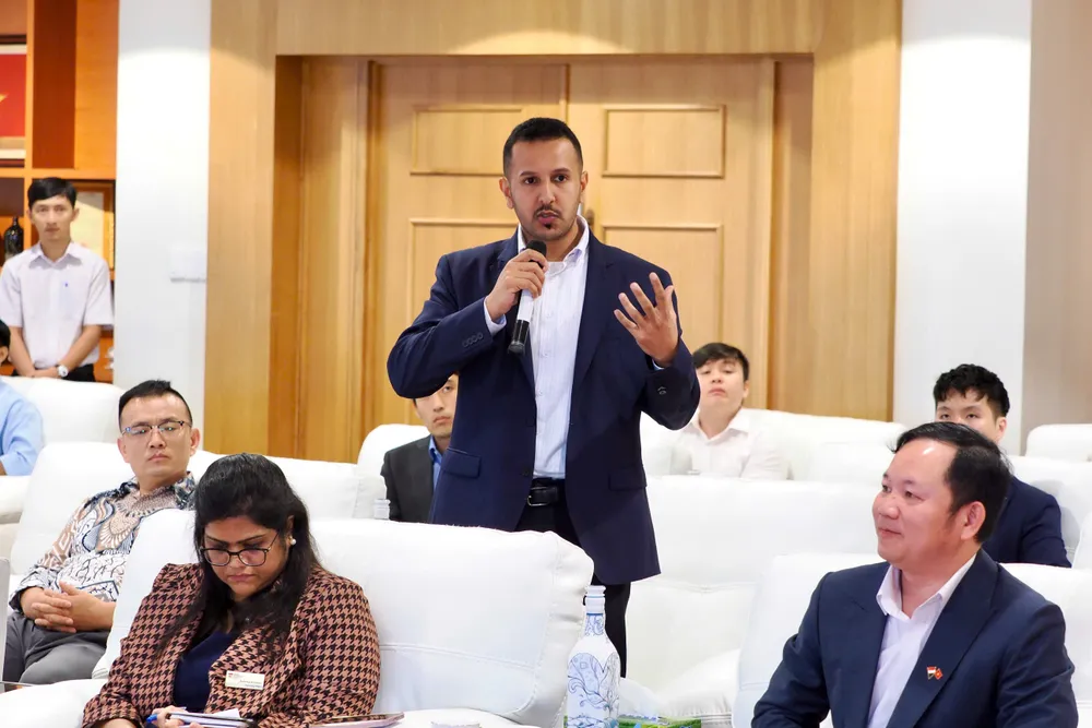 Đại diện các doanh nghiệp Singapore tìm hiểu môi trường đầu tư của TPHCM. Ảnh: HOÀNG HÙNG VSIP H3 TIẾP ĐOÀN DN.jpg