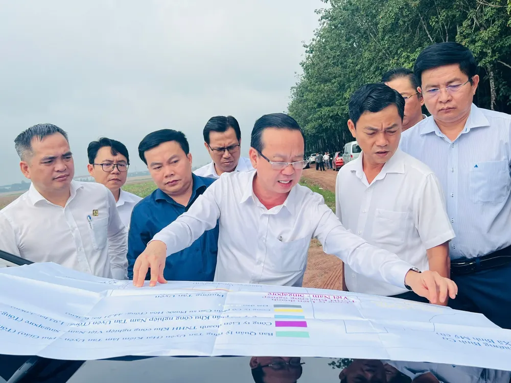 Phó Chủ tịch UBND TPHCM Bùi Minh Thạnh kiểm tra, khảo sát công tác thu hồi đất để thực hiện giải phóng mặt bằng Dự án đường Vành đai 4 TPHCM, đoạn qua địa bàn phường Bình Cơ a thạnh tp ks.jpg