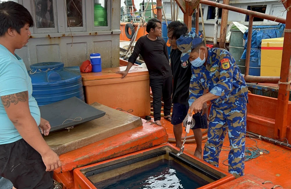  Lực lượng Biên phòng Thổ Châu kiểm tra tàu chở dầu DO không hóa đơn, chứng từ. Ảnh: CTV