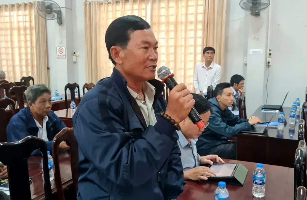 Đại diện nông dân tỉnh An Giang nói các ngân hàng liên tục ép mua bảo hiểm khi muốn vay vốn sản xuất. Ảnh: QUỐC BÌNH Đại diện nông dân tỉnh An Giang nói các ngân hàng liên tục ép mua bảo hiểm khi muốn vay vốn sản xuất. Ảnh: QUỐC BÌNH