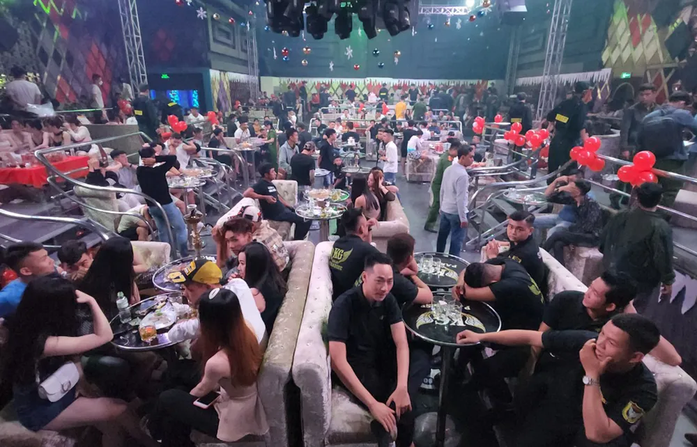 Hàng trăm dân chơi đang bay lắc trong bar Paradise thì bị lực lượng công an ập vào kiểm tra. Ảnh: CTV