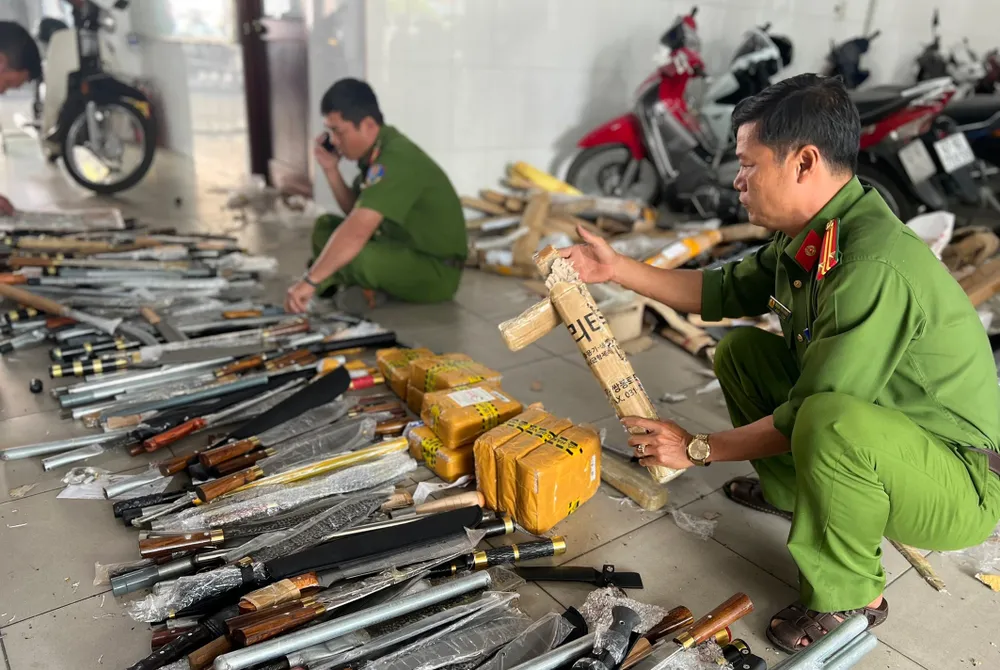 Lực lượng chức năng phân loại, kiểm đếm hàng cấm gửi qua đường bưu điện. Ảnh: TIẾN TẦM Lực lượng chức năng phân loại, kiểm đếm hàng cấm gửi qua đường bưu điện. Ảnh: TIẾN TẦM