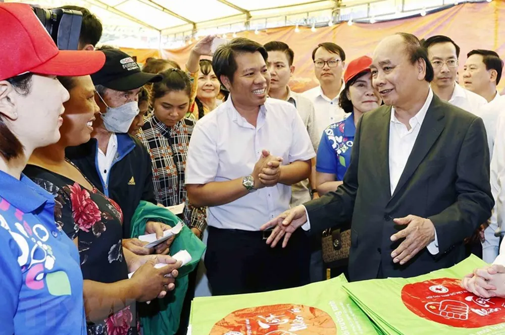 Chủ tịch nước ân cần thăm hỏi, chúc Tết đông đảo người dân Hòn Đất (tỉnh Kiên Giang). Ảnh: CTV Chủ tịch nước ân cần thăm hỏi, chúc Tết đông đảo người dân Hòn Đất (tỉnh Kiên Giang). Ảnh: CTV