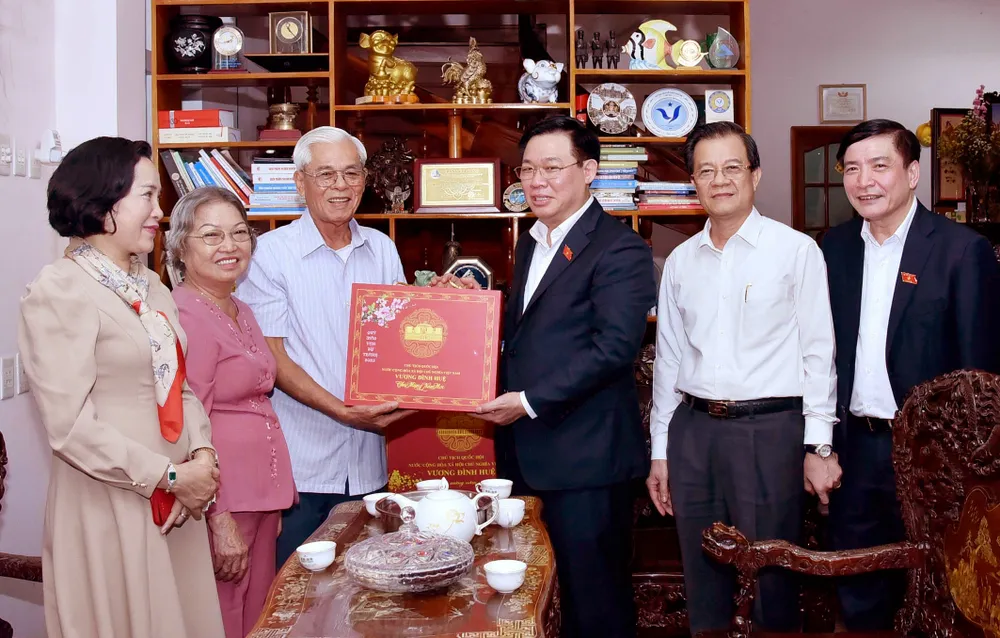 Chủ tịch Quốc hội Vương Đình Huệ tặng quà tết đến ông Nguyễn Hữu Khánh, cán bộ lão thành cách mạng 60 năm tuổi Đảng. Ảnh: CTV Chủ tịch Quốc hội Vương Đình Huệ tặng quà tết đến ông Nguyễn Hữu Khánh, cán bộ lão thành cách mạng 60 năm tuổi Đảng. Ảnh: CTV