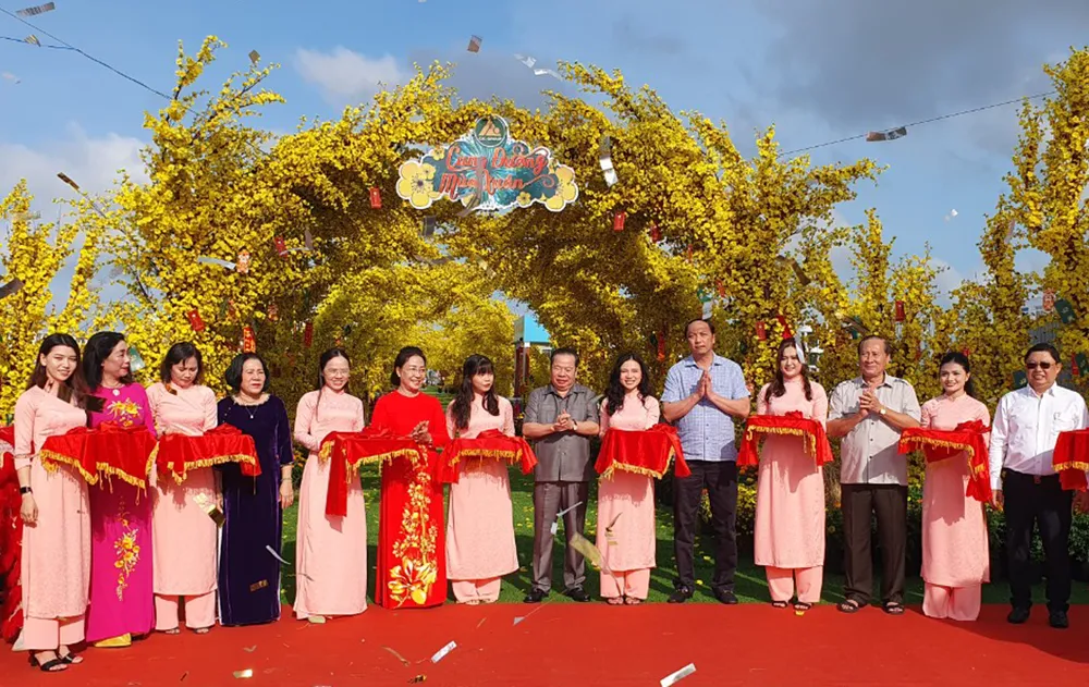 Lãnh đạo tỉnh Kiên Giang khai mạc “Cung đường mùa xuân”. Ảnh: QUỐC BÌNH Lãnh đạo tỉnh Kiên Giang khai mạc “Cung đường mùa xuân”. Ảnh: QUỐC BÌNH