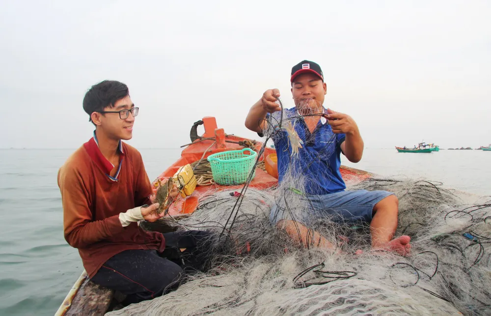 Ngư dân phường An Thới (Phú Quốc) ra khơi câu mực kết hợp với thả lưới bẫy ghẹ. Ảnh: QUỐC BÌNH