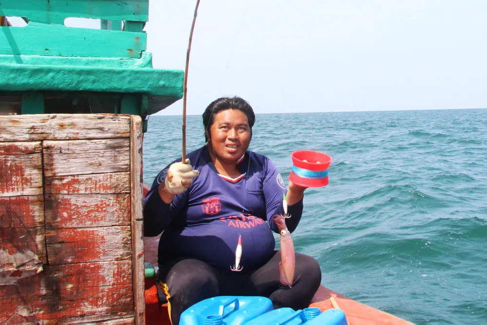 Một ngư dân ra biển từ chiều tới rạng sáng mỗi ngày có thể thu nhập từ 700.000 đồng – 1.500.000 đồng. Ảnh: QUỐC BÌNH