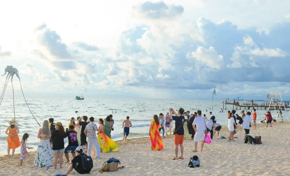 Bãi Khem (Phú Quốc) với bờ cát trắng mịn luôn là điểm đến hấp dẫn với du khách trong và ngoài nước. Ảnh: QUỐC BÌNH Bãi Khem (Phú Quốc) với bờ cát trắng mịn luôn là điểm đến hấp dẫn với du khách trong và ngoài nước. Ảnh: QUỐC BÌNH