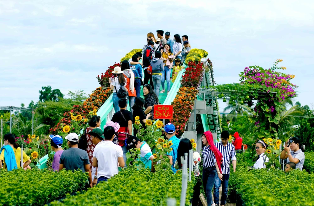 Du khách háo hức check in, chụp ảnh tại làng hoa Sa Đéc (Đồng Tháp). Ảnh: QUỐC BÌNH